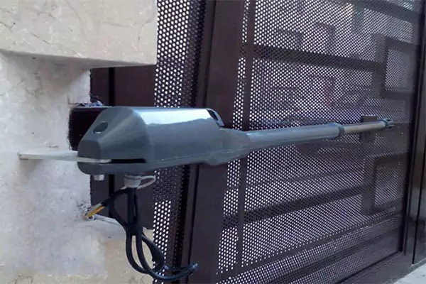 7 راه حل ساده برای عیب یابی و علت باز نشدن جک درب پارکینگ 6 جک درب پارکینگ الکترومکانیکی