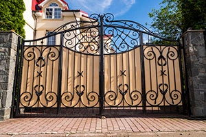 forged-metal-gates-with-patterns-car